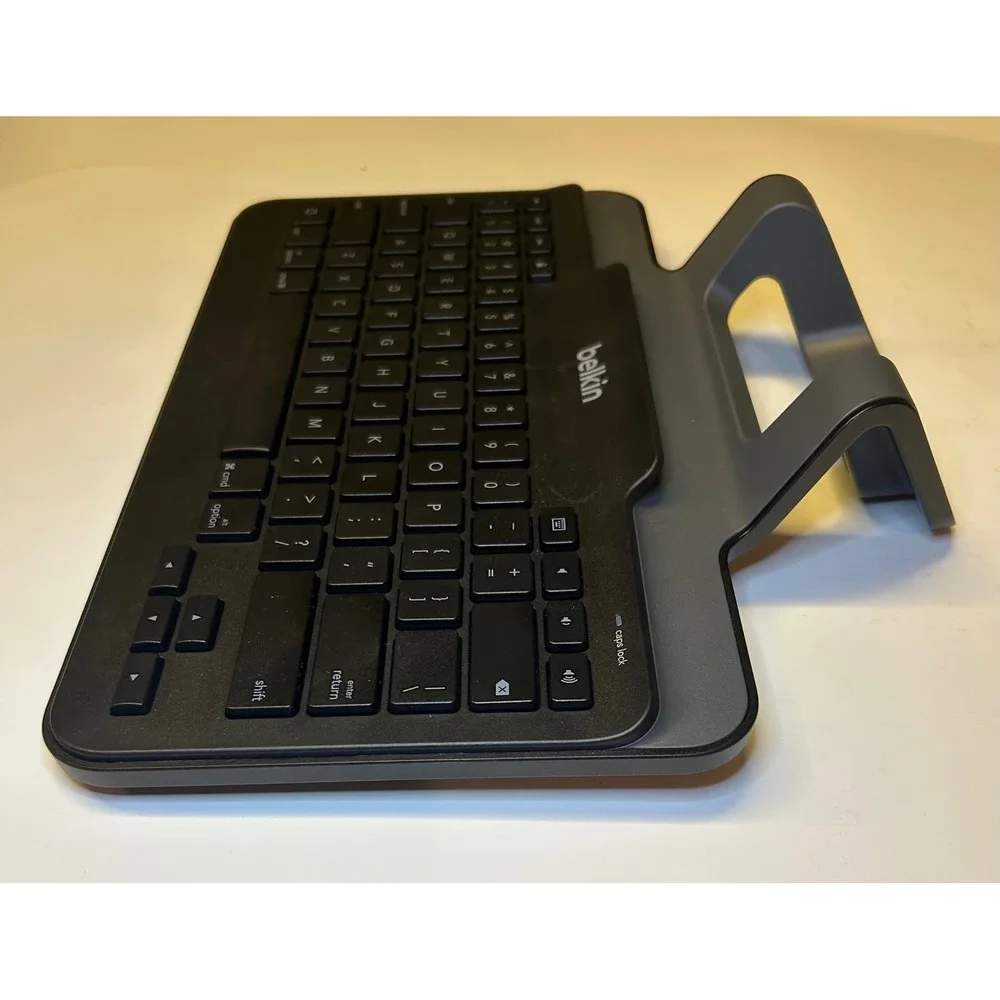 Belkin Wired Keyboard with Stand‎ B2B130 for iPad Lightning Connector Black